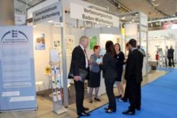 Beratung am Messestand von LfV und Sicherheitsforum